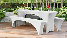 Стол и лавки в стрейч-чехлах белого цвета 220см